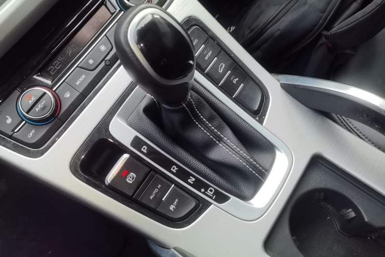 Used Geely Auto Emgrand X7 Sport 2016 1.8TD Automatic Smart Model Gear Lever