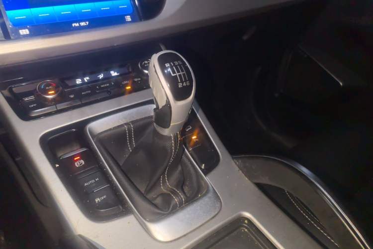 Used Geely Auto Emgrand X7 Sport 2016 2.0L Manual ZhiShang Version Gear Lever