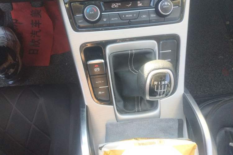Used Geely Auto Emgrand X7 Sport 2016 2.0L Manual ZhiShang Version Gear Lever