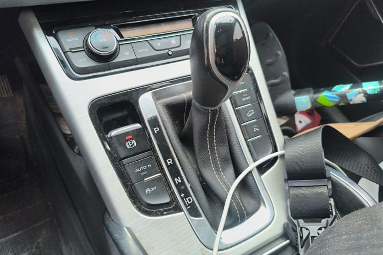 Used Geely Auto Emgrand X7 Sport 2016 1.8TD Automatic Smart Connectivity Version Gear Lever