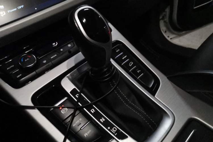 Used Geely Auto Emgrand X7 Sport 2016 1.8TD Automatic Smart Connectivity Version Gear Lever