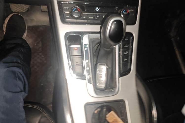 Used Geely Auto Emgrand X7 Sport 2016 1.8TD Automatic Smart Connectivity Version Gear Lever