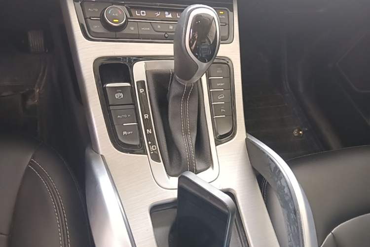 Used Geely Auto Emgrand X7 Sport 2016 1.8TD Automatic Smart Connectivity Version Gear Lever