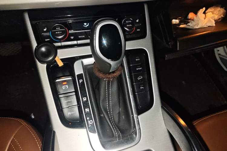 Used Geely Auto Emgrand X7 Sport 2016 1.8TD Automatic Smart Connectivity Version Gear Lever
