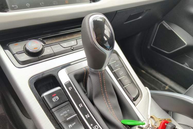 Used Geely Auto Emgrand X7 Sport 2016 1.8TD Automatic Smart Connectivity Version Gear Lever