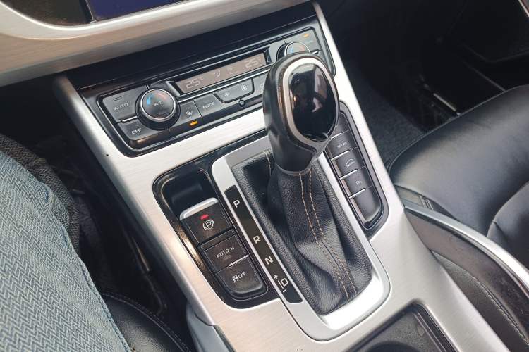 Used Geely Auto Emgrand X7 Sport 2016 1.8TD Automatic ZhiShang Model Gear Lever