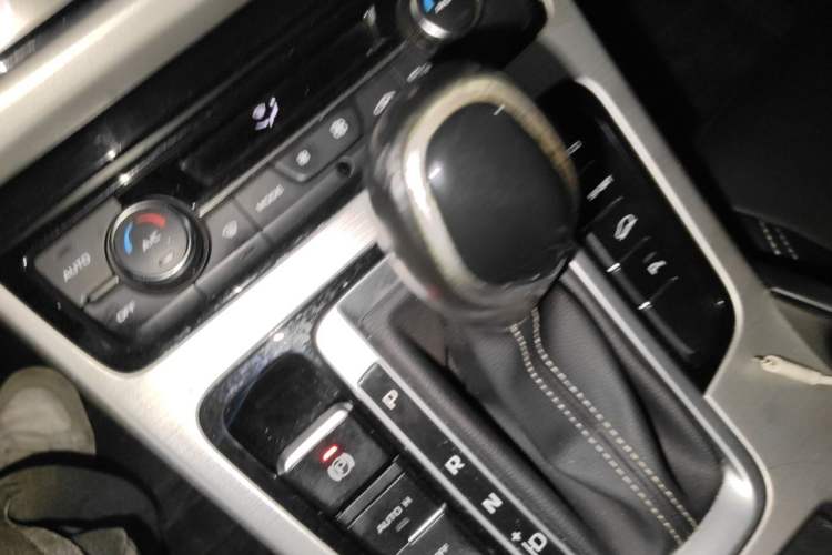 Used Geely Auto Emgrand X7 Sport 2016 1.8TD Automatic Smart Connectivity Version Gear Lever