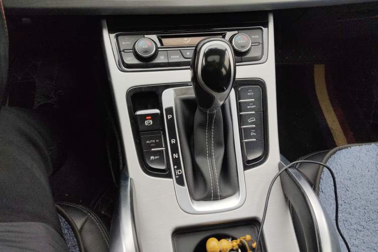 Used Geely Auto Emgrand X7 Sport 2016 1.8TD Automatic Smart Connectivity Version Gear Lever