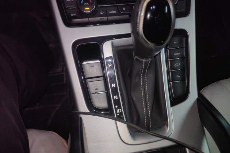 Used Geely Auto Emgrand X7 Sport 2016 1.8TD Automatic Smart Model Gear Lever
