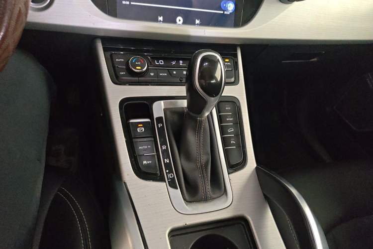 Used Geely Auto Emgrand X7 Sport 2016 1.8TD Automatic Smart Connectivity Version Gear Lever