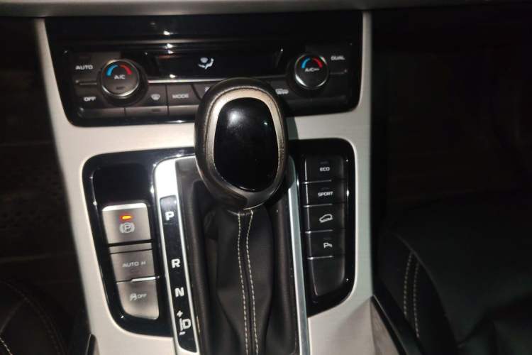 Used Geely Auto Emgrand X7 Sport 2016 1.8TD Automatic Smart Connectivity Version Gear Lever