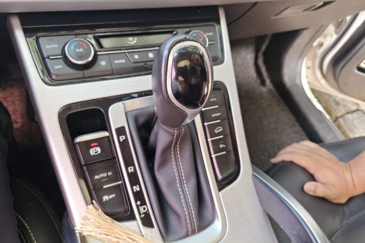Used Geely Auto Emgrand X7 Sport 2016 1.8TD Automatic Smart Connectivity Version Gear Lever