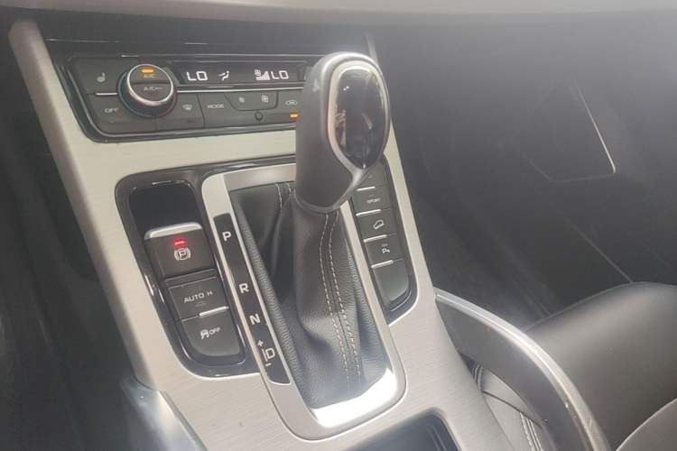 Used Geely Auto Emgrand X7 Sport 2016 1.8TD Automatic Smart Model Gear Lever