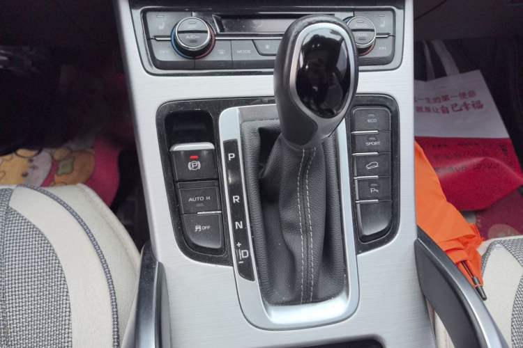 Used Geely Auto Emgrand X7 Sport 2016 1.8TD Automatic Smart Model Gear Lever