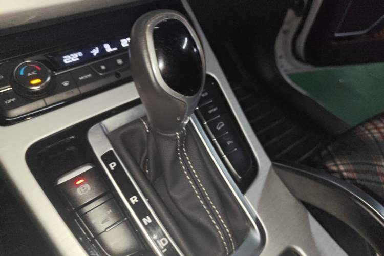 Used Geely Auto Emgrand X7 Sport 2016 1.8TD Automatic Smart Connectivity Version Gear Lever