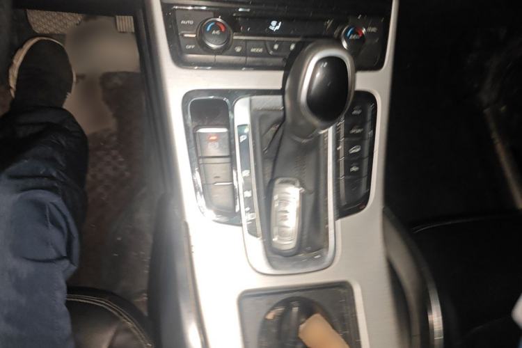Used Geely Auto Emgrand X7 Sport 2016 1.8TD Automatic Smart Connectivity Version Gear Lever