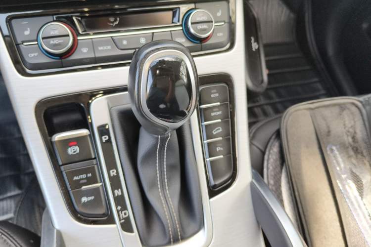 Used Geely Auto Emgrand X7 Sport 2016 1.8TD Automatic Smart Model Gear Lever