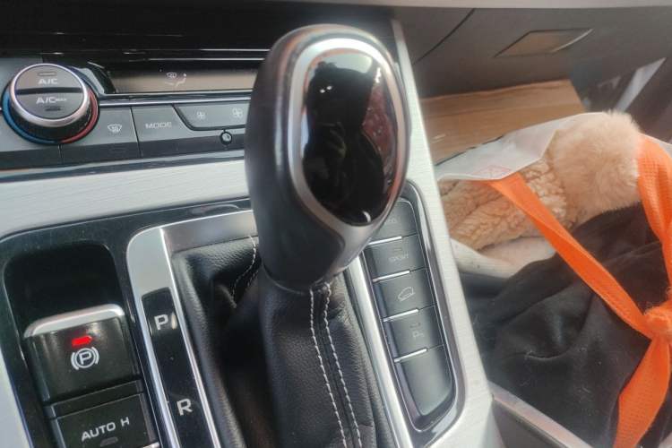 Used Geely Auto Emgrand X7 Sport 2016 1.8TD Automatic Smart Model Gear Lever