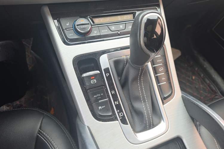 Used Geely Auto Emgrand X7 Sport 2016 1.8TD Automatic Smart Model Gear Lever