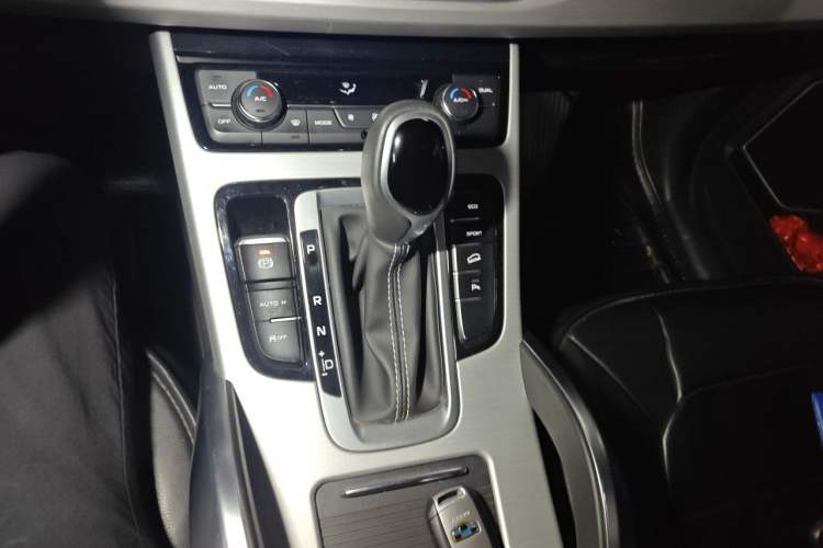 Used Geely Auto Emgrand X7 Sport 2016 1.8TD Automatic Smart Connectivity Version Gear Lever