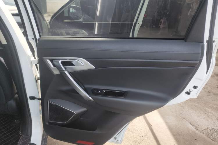 Used Geely Auto Emgrand X7 Sport 2016 2.0L Manual Smart Connect Version Interior 3