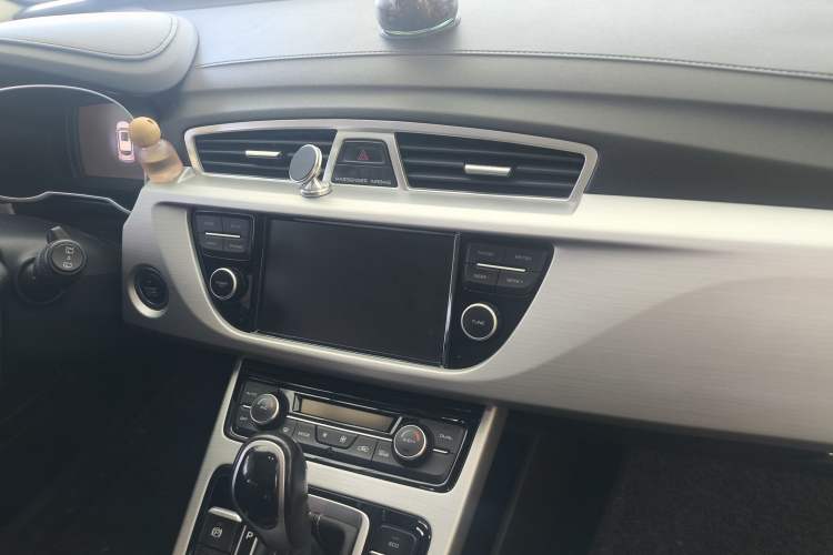 Used Geely Auto Emgrand X7 Sport 2016 1.8TD Automatic Smart Connectivity Version Interior 3