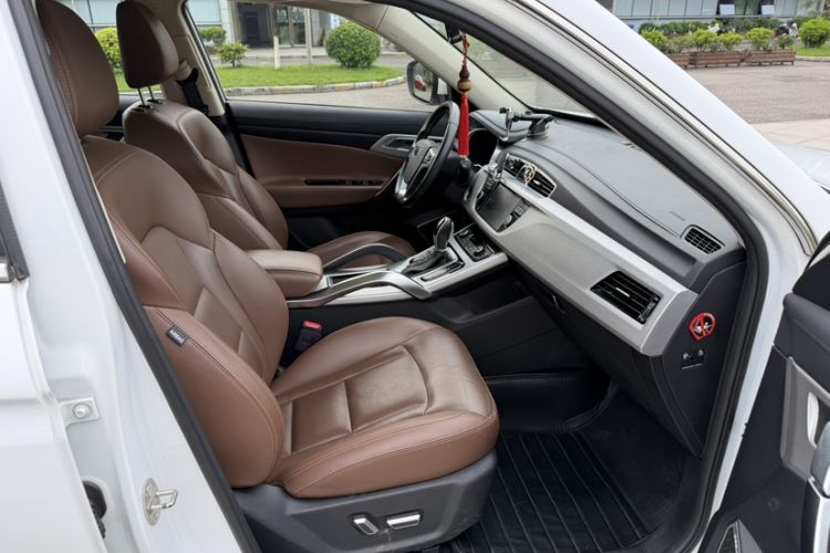 Used Geely Auto Emgrand X7 Sport 2016 1.8TD Automatic ZhiZun Version Interior 4