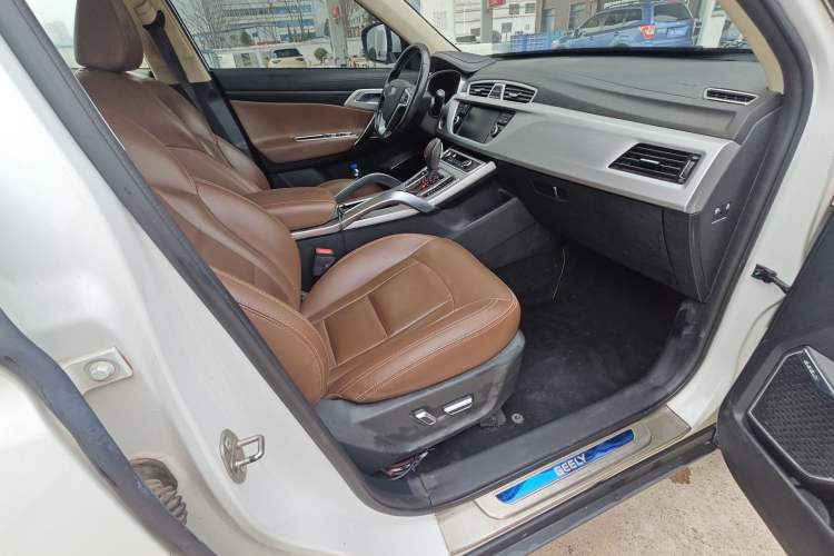Used Geely Auto Emgrand X7 Sport 2016 1.8TD Automatic All-Wheel-Drive ZhiZun Edition Interior 5