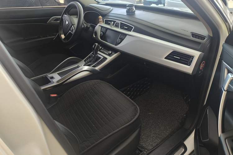 Used Geely Auto Emgrand X7 Sport 2016 1.8TD Automatic Smart Connectivity Version Interior 8