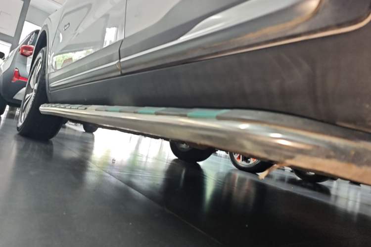 Used Geely Auto Emgrand X7 Sport 2016 1.8TD Automatic Smart Connectivity Version Left Side Sill