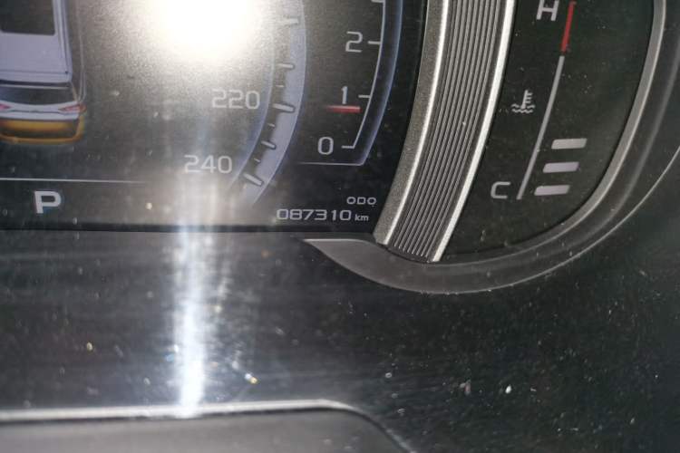 Used Geely Auto Emgrand X7 Sport 2016 1.8TD Automatic Smart Model Odometer Close Up