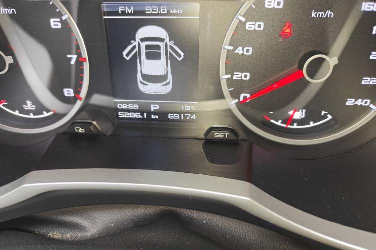 Used Geely Auto Emgrand X7 Sport 2016 1.8TD Automatic ZhiShang Model Odometer Close Up