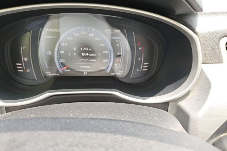 Used Geely Auto Emgrand X7 Sport 2016 1.8TD Automatic Smart Model Odometer Close Up