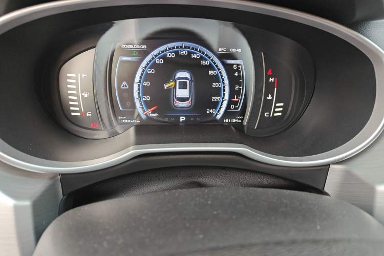 Used Geely Auto Emgrand X7 Sport 2016 1.8TD Automatic Smart Model Odometer Close Up