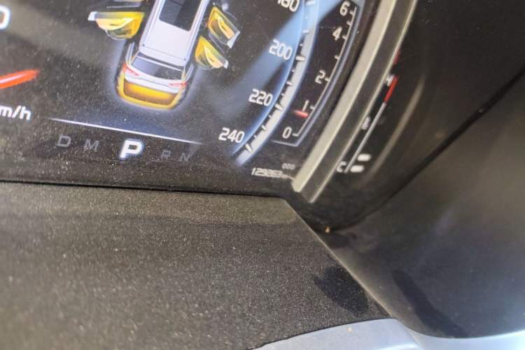 Used Geely Auto Emgrand X7 Sport 2016 1.8TD Automatic All-Wheel Drive Smart Version Odometer Close Up