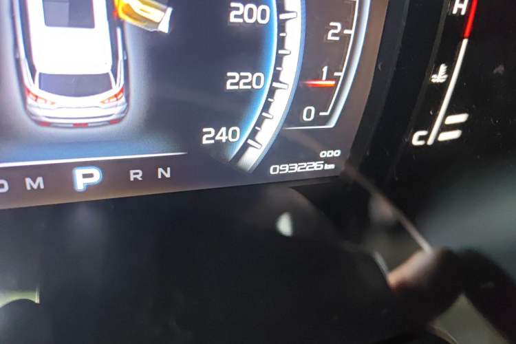 Used Geely Auto Emgrand X7 Sport 2016 1.8TD Automatic Smart Connectivity Version Odometer Close Up