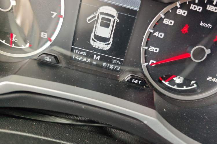 Used Geely Auto Emgrand X7 Sport 2016 2.0L Manual Smart Connect Version Odometer Close Up