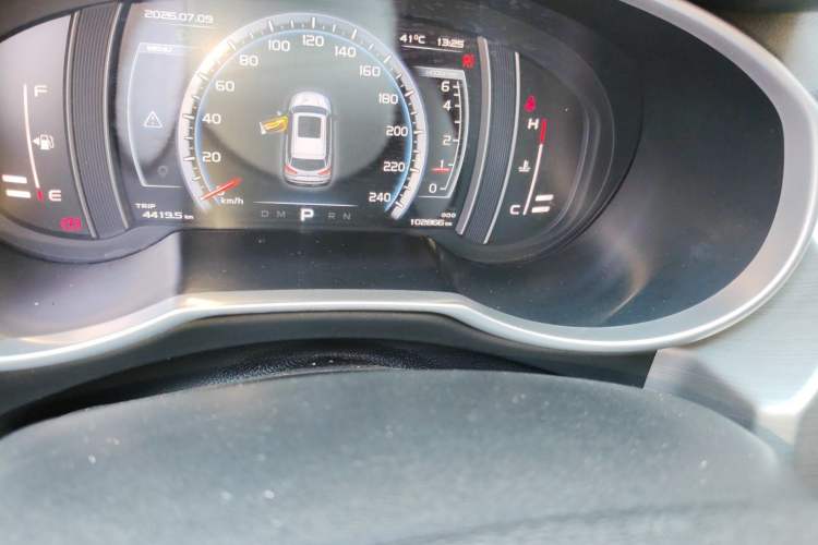 Used Geely Auto Emgrand X7 Sport 2016 1.8TD Automatic All-Wheel Drive Smart Version Odometer Close Up