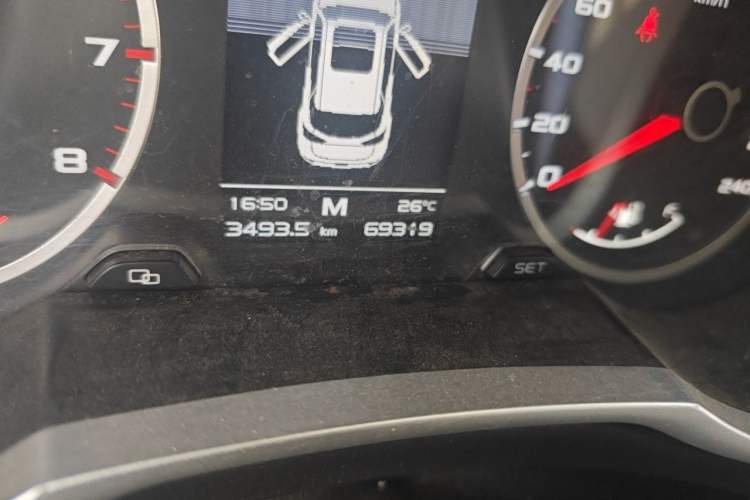 Used Geely Auto Emgrand X7 Sport 2016 2.0L Manual ZhiShang Version Odometer Close Up
