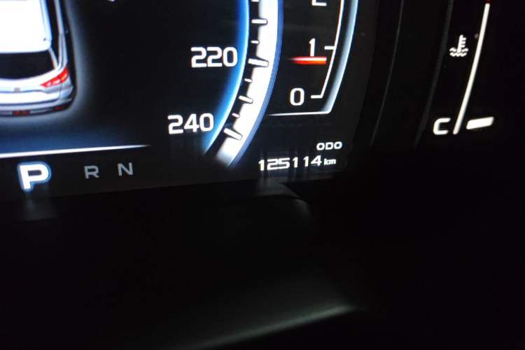 Used Geely Auto Emgrand X7 Sport 2016 1.8TD Automatic Smart Model Odometer Close Up