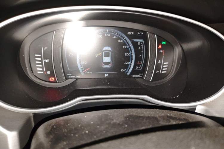 Used Geely Auto Emgrand X7 Sport 2016 1.8TD Automatic Smart Model Odometer Close Up