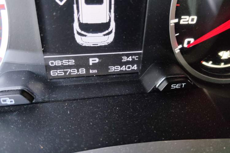 Used Geely Auto Emgrand X7 Sport 2016 1.8TD Automatic ZhiShang Model Odometer Close Up