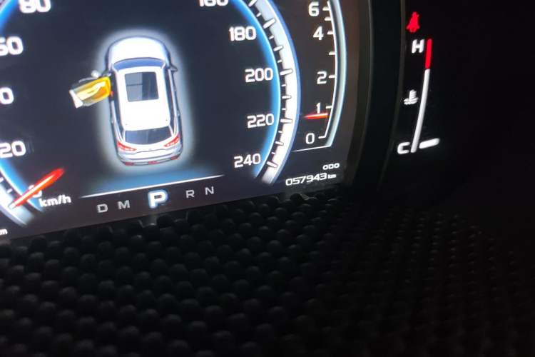 Used Geely Auto Emgrand X7 Sport 2016 1.8TD Automatic Smart Model Odometer Close Up