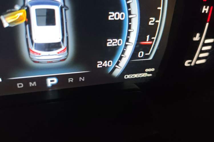 Used Geely Auto Emgrand X7 Sport 2016 1.8TD Automatic Smart Model Odometer Close Up