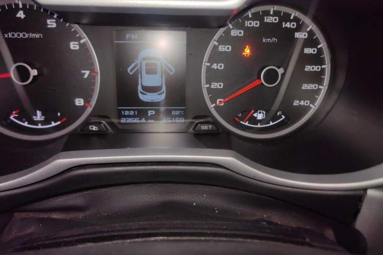Used Geely Auto Emgrand X7 Sport 2016 1.8TD Automatic Smart Model Odometer Close Up