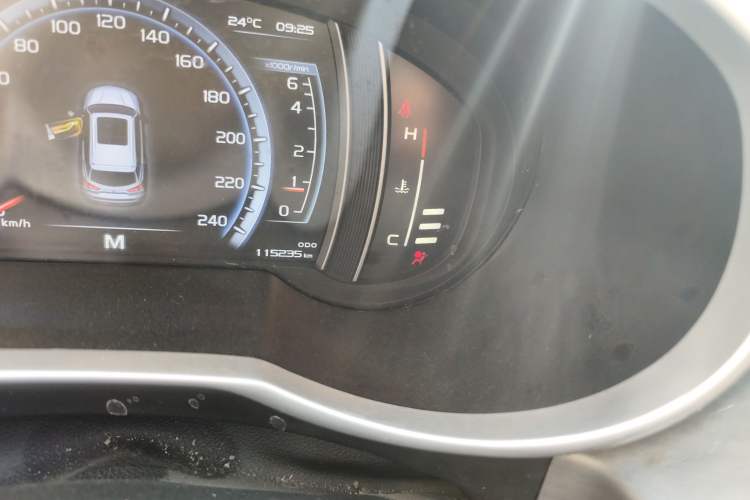 Used Geely Auto Emgrand X7 Sport 2016 2.0L Manual ZhiShang Version Odometer Close Up