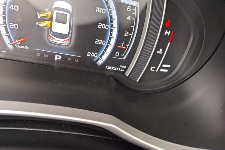 Used Geely Auto Emgrand X7 Sport 2016 1.8TD Automatic Smart Model Odometer Close Up