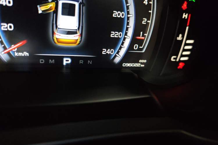 Used Geely Auto Emgrand X7 Sport 2016 1.8TD Automatic Smart Model Odometer Close Up