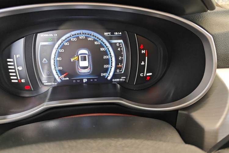 Used Geely Auto Emgrand X7 Sport 2016 1.8TD Automatic Smart Model Odometer Close Up