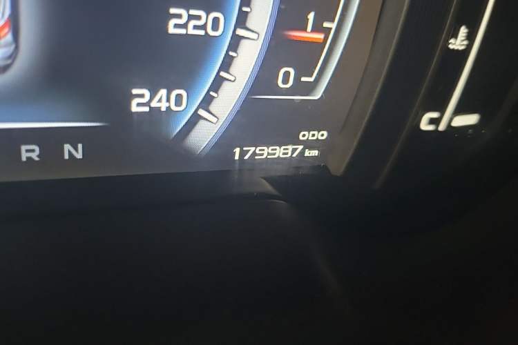 Used Geely Auto Emgrand X7 Sport 2016 1.8TD Automatic ZhiZun Version Odometer Close Up